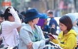 Chờ con thi, bố mẹ đợi trong nắng nóng 37 độ C